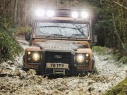 La Defender Works V8 Trophy celebra l’avventura con un’esperienza unica