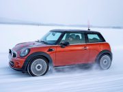 La nuova MINI 3 porte sfida neve e ghiaccio