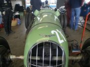 Dal passato, un’auto da corsa con le ruote gemellate
